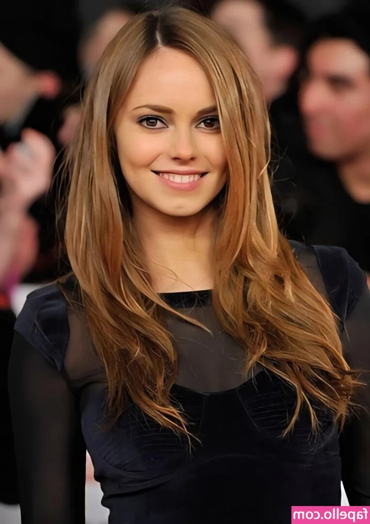 Hannah Tointon [ hannah-tointon ] - Shaved my pussy just for you 🤭 do you like my little outfit?