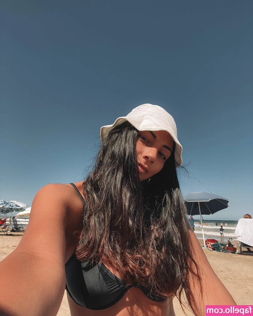 Valentina Kavata [ valentina-kavata ] - Sometimes I like to take a walk along the riverbank, watching the