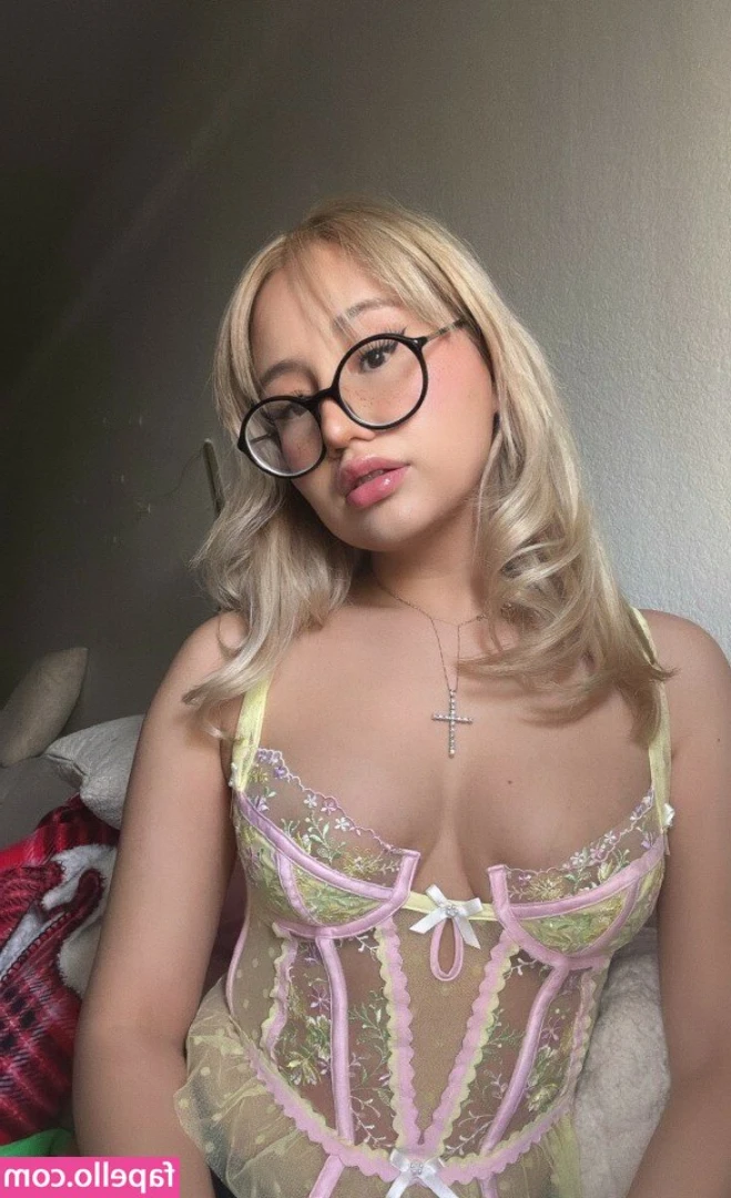 heavenlyflavoured - Let me sit on your face after I pull them aside 😊