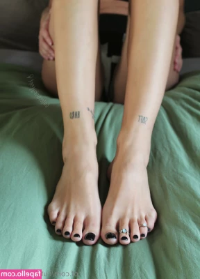 cutestickyfeetfree - Want to see me stroking, fingering and playing with myself until I