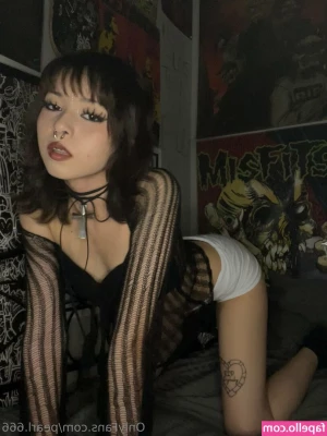 Pearl.666 [ pearl-666 ] - Alguien me pone crema después de la ducha