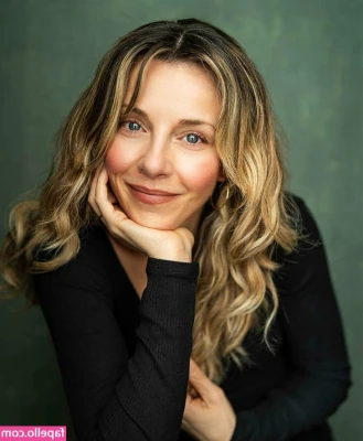 Sophia Di Martino [ sophia-di-martino ] - So come on. Be my good coworker and lets play a bit while the boss is