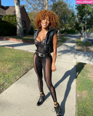 Jenn Morel [ jenn-morel ] - vid Pretty little filly with the long long legs ❤️💋