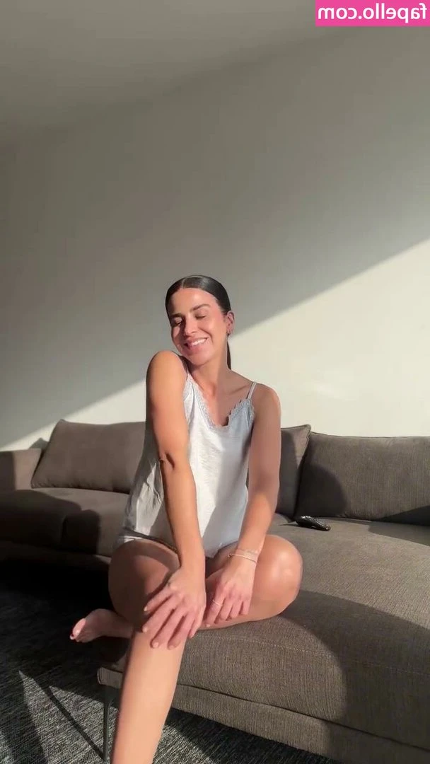 Pamela Manzano [ pamela-manzano ] - My feet are so pretty 😍 would lick them ?