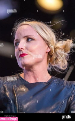 Kerry Ellis [ kerry-ellis ] - Starbucks is the way to my heart 💚 Treat me to coffee this week