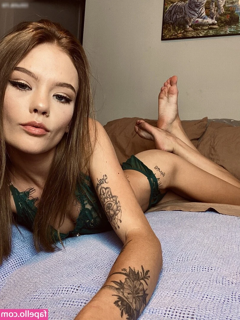 Dani Lynn [ dani-lynn ] - fingering my fat pussy 😼😽😸