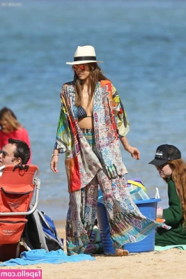Jessica Alba [ jessica-alba ] - Meow     Back in Montreal