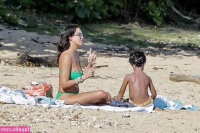 Jessica Alba [ jessica-alba ] - Goldkingbear stuffing himself with BK for me