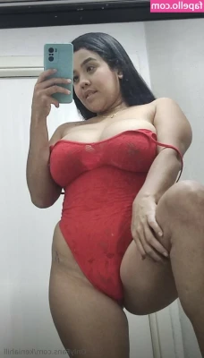 KeniaHill - Sneaked away from the family to post my tits for you babes xx I miss