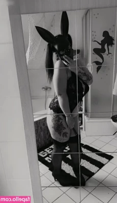 Van.sen [ van-sen ] - My feet say hello to you