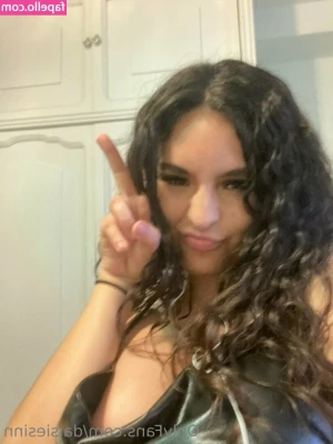 daisiesinn - watch me shave my legs to be nice & smooth in your DM🪒💦