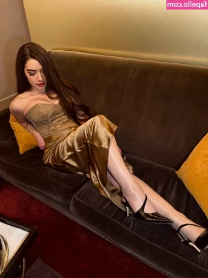 MissMikkaa - 1 o 2? mmm you don't know how hot I am right now 😈🔥