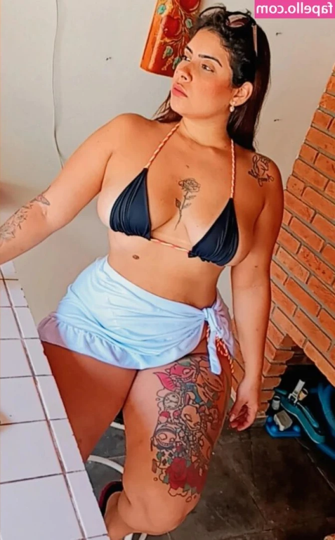 Leticia Mello [ leticia-mello ] - Check those DMs, tiger.