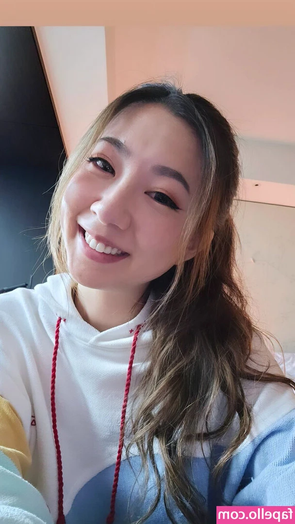 Fuslie (Leslie) [ fuslie-leslie ] - Do you want to be my doggy?