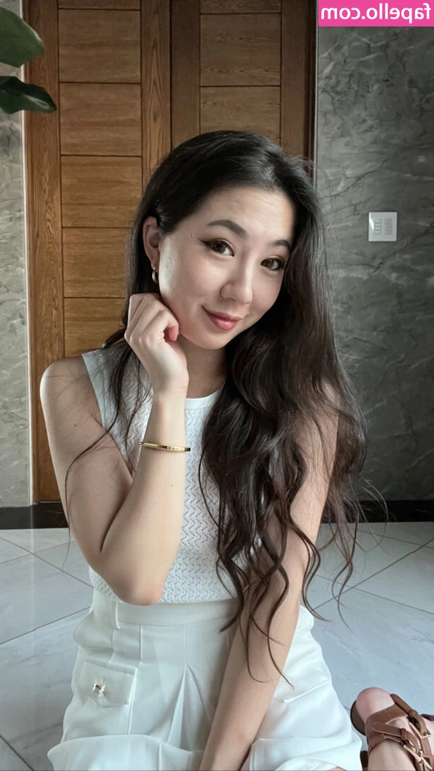 Fuslie (Leslie) [ fuslie-leslie ] - Big soft titties , look so hot wrapped around you cock 😉