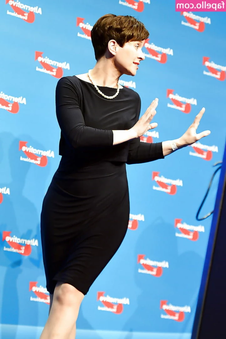 Frauke Petry [ frauke-petry ] - It a almost Halloween  Did you see my latest videos  HE HE HE