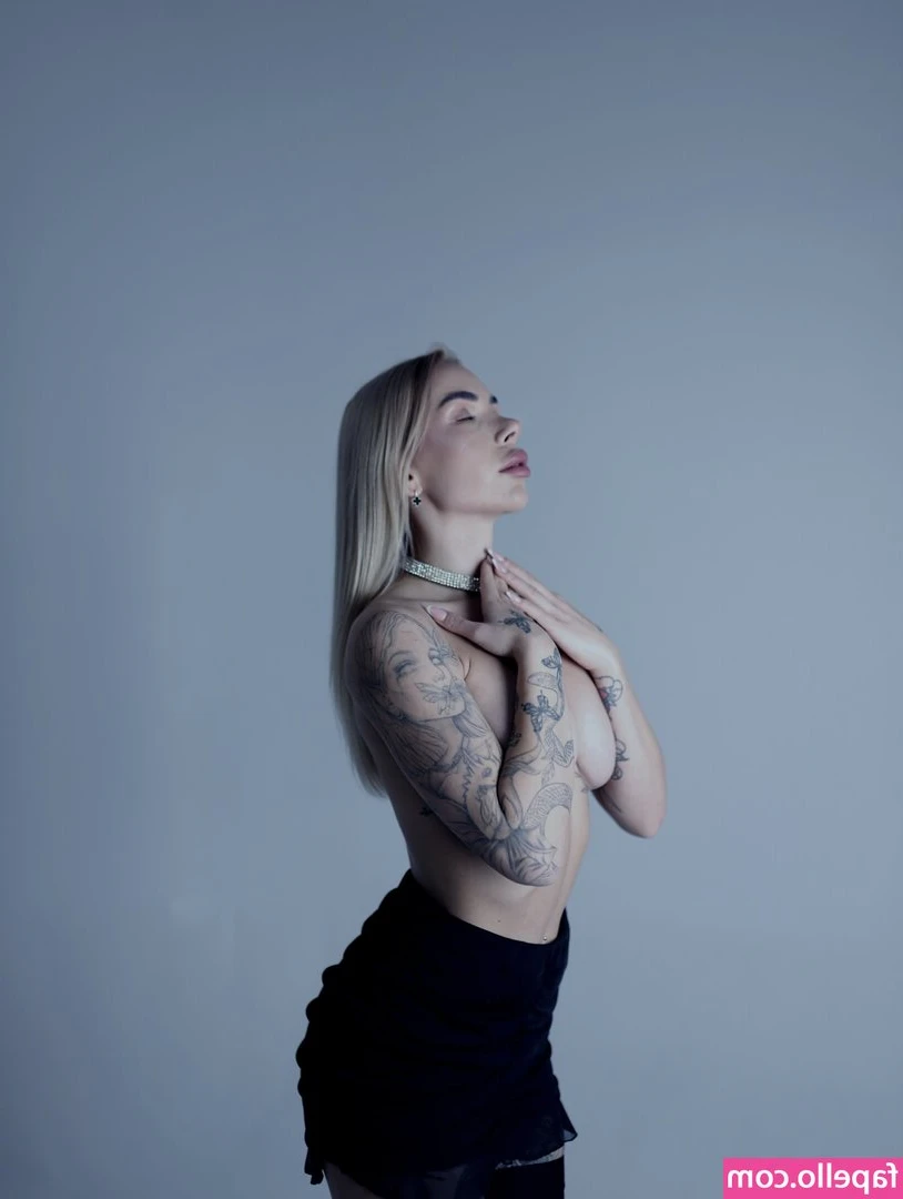 Katie_Love [ katie-love ] - Masturbate and give a foot job.