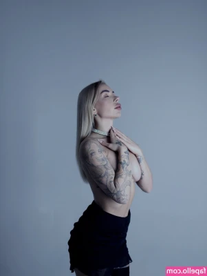 Katie_Love [ katie-love ] - Masturbate and give a foot job.
