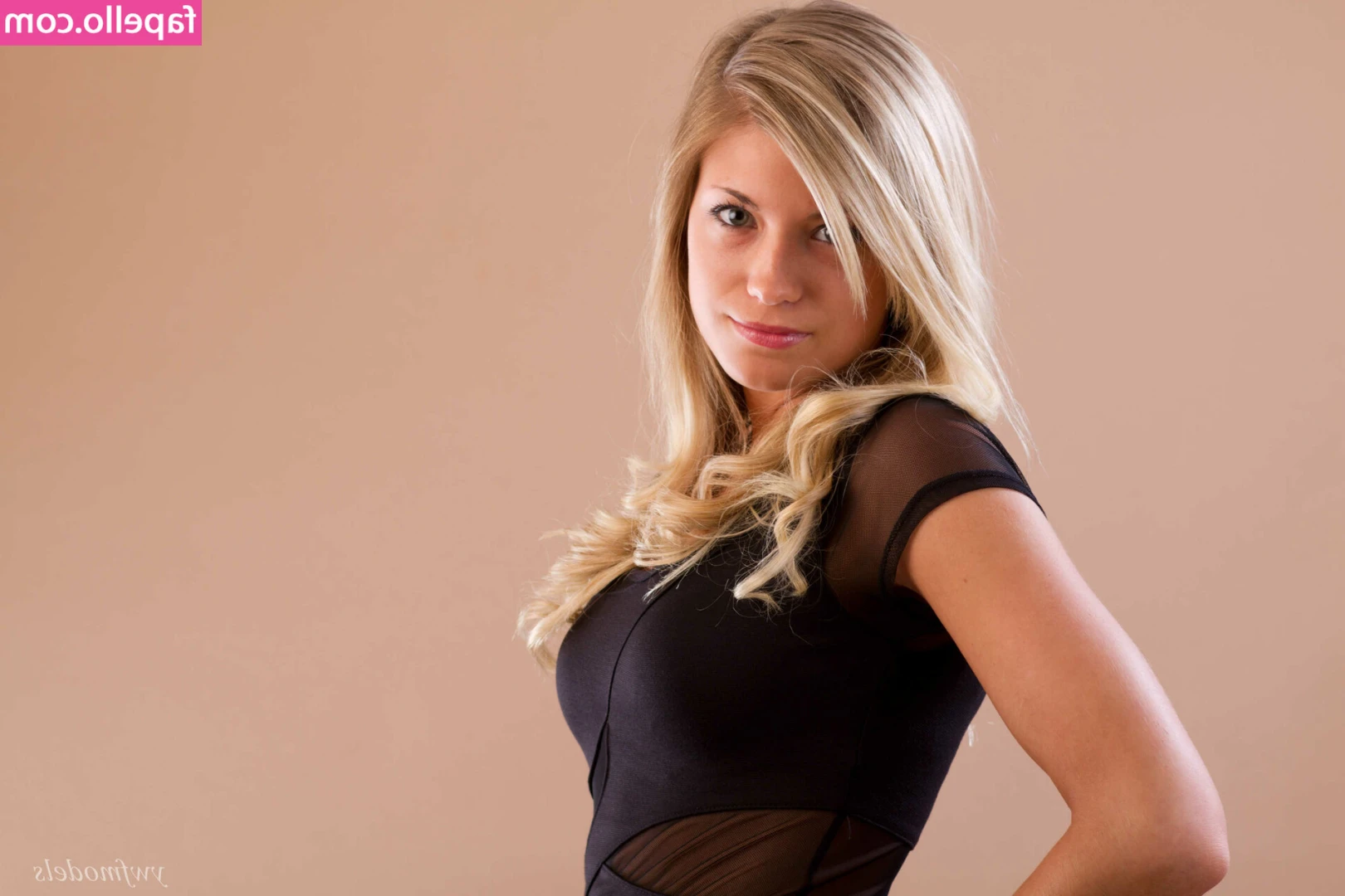 johnnyglamour17 [ johnnyglamour17-1 ] - Getting steamy in bathroom with @Amber_JayneXX