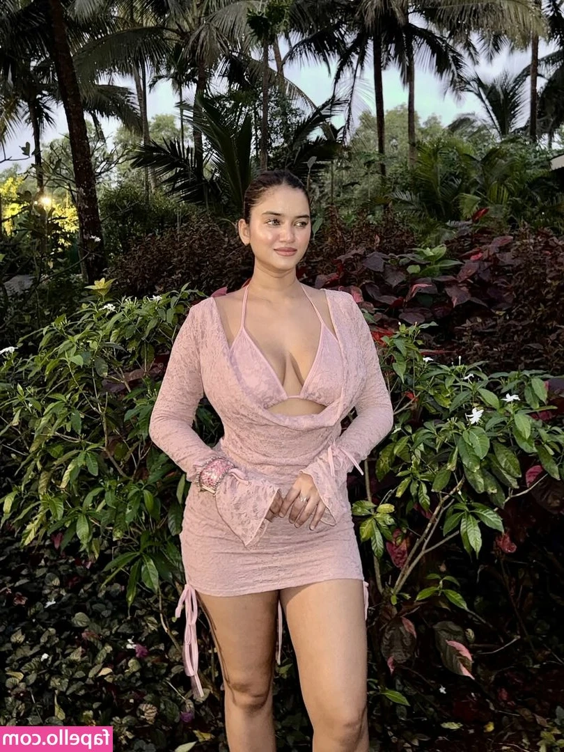 deeksha_0102 [ deeksha-0102 ] - Your tiny pin dick🤏🏼🍤 makes me laugh 🤭😂 I’ve never