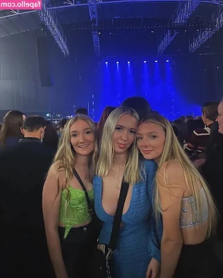 Shardai Tunbridge [ shardai-tunbridge ] - Oopsies.... my boobs fell out of my top 😜