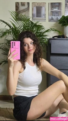 Chloe Lockley [ chloe-lockley ] - Friend Accidentally Shows Off Feet [4:03] - Y0ure chatting with your