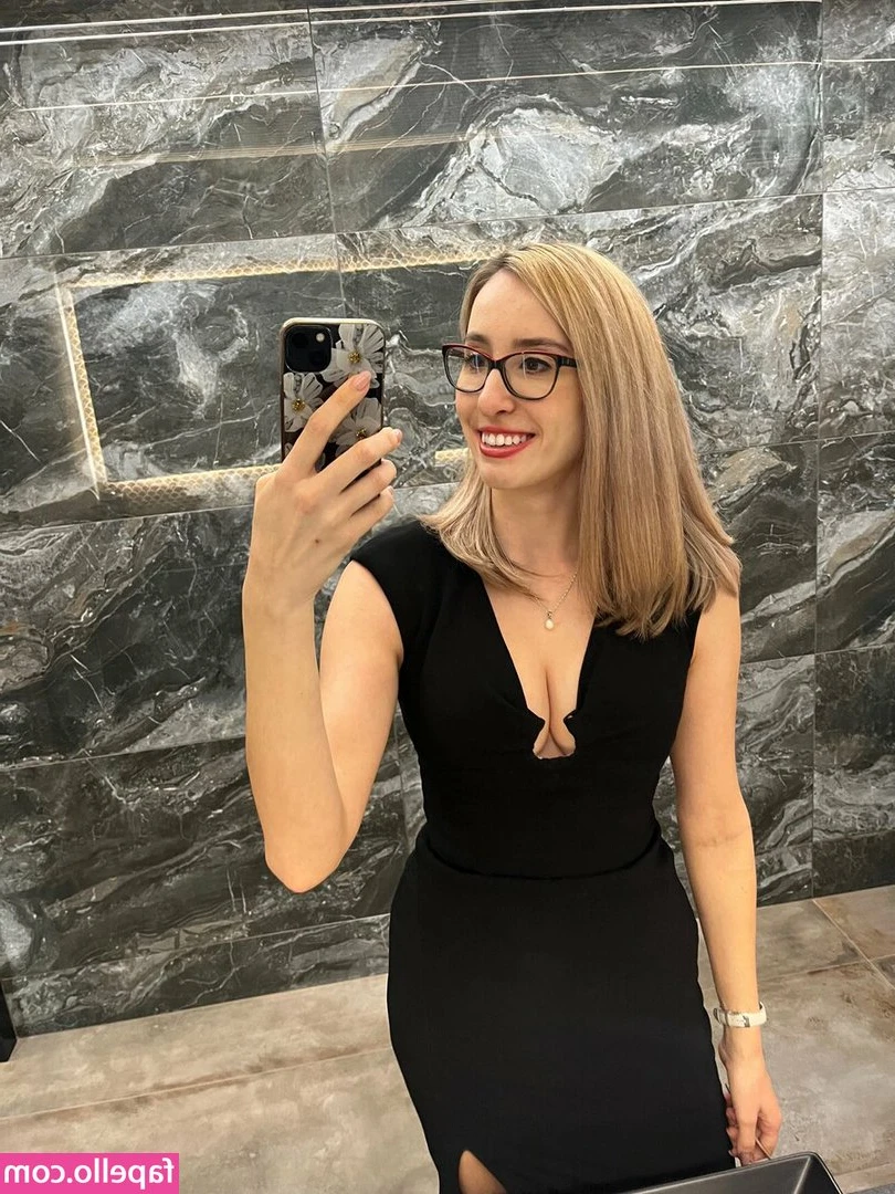 Catherine De Noir [ catherine-de-noir ] - Free task: like all my media