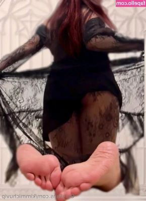 kimmichuvip - How many of you could fit my full floppy cock and balls in your mouth?
