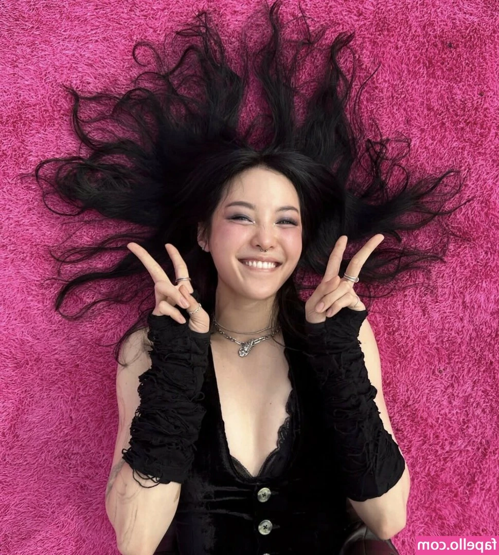 H Lynn Pai [ h-lynn-pai ] - Touch Me Tuesday 👐🏻 Whatcha touching first? 👀