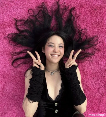 H Lynn Pai [ h-lynn-pai ] - Touch Me Tuesday 👐🏻 Whatcha touching first? 👀