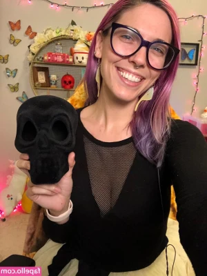 Christie Skylar [ christie-skylar ] - Who's gonna help me make some money for the weekend?