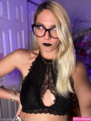Christie Skylar [ christie-skylar ] - I look pretty good, don’t I? 😏😜