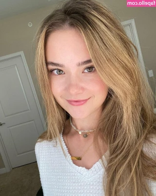 Madi ASMR [ madi-asmr ] - Feeling Frisky This 🌤️Morning in the Office,📈📌 Can you