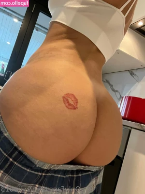 kylieb13 [ kylieb13-3 ] - I bet you and your cock gonna like that 😈