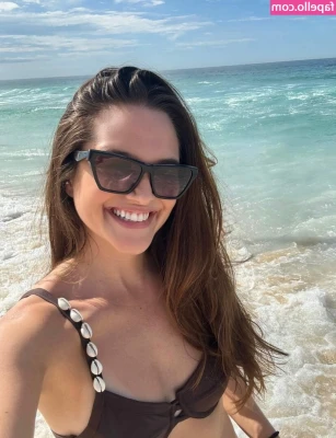 Juliana Paiva [ juliana-paiva ] - Staying in a robe all day, is that ok with everyone?