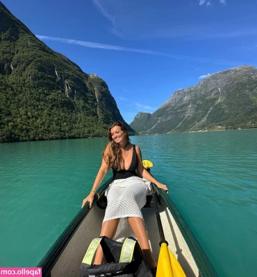 Camille Aubery [ camille-aubery ] - Which pocket are you going to sink your balls into? 2 balls, rear