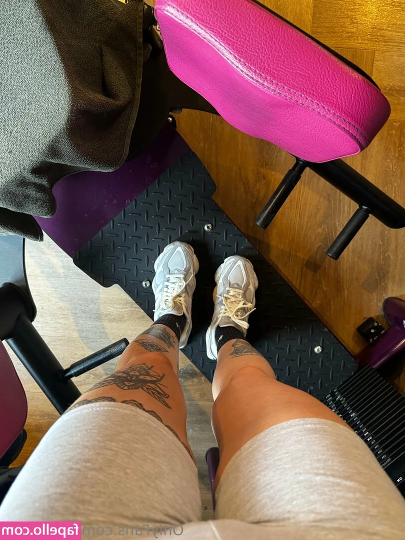 elenascrib - Do you like this outfit? I did a live stream on my SG profile with it