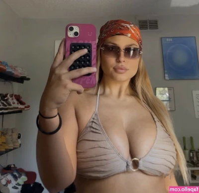 kylee_marie7 [ kylee-marie7 ] - What’s a sex act everyone should try before they die?