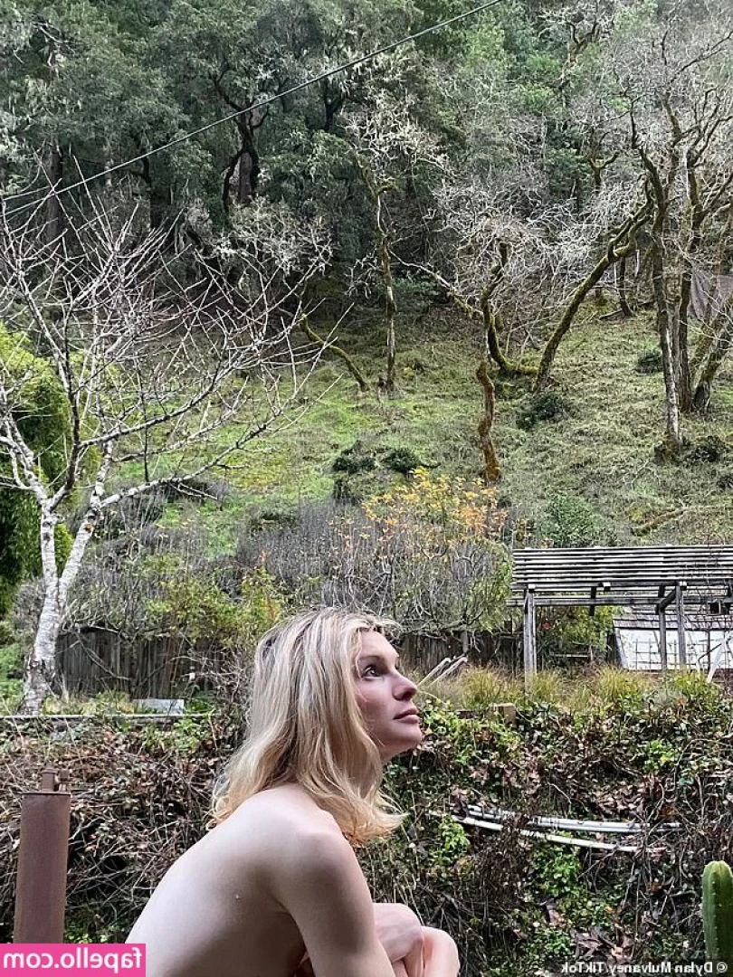 Dylan Mulvaney [ dylan-mulvaney ] - Yoga sexy