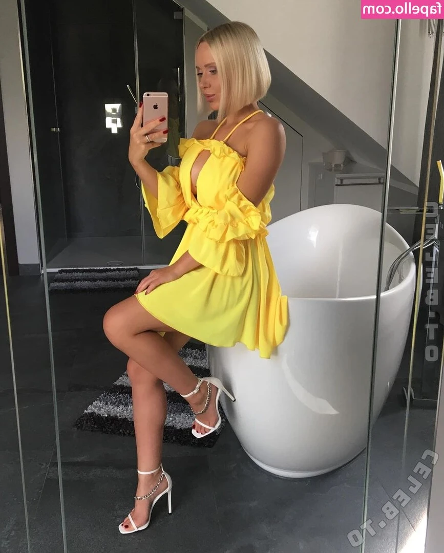 Alicja Ruhl [ alicja-ruhl ] - check your dms im up to no goood it feels good to be bad :)