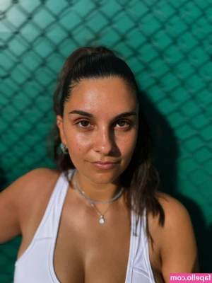 Dania Maffezzoli [ dania-maffezzoli ] - Beach babe 😜 who wants to buy me a funnel cake? 😘