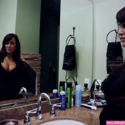 Lisa Ann [ lisa-ann-6 ] - Come see what is under here.
