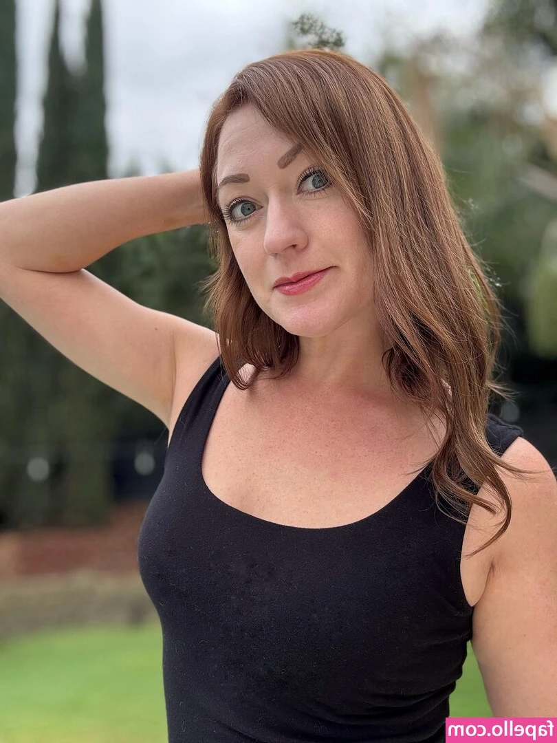 iwantmorenikki - Do I look good in red? I'd love to show you the solo video in the DMs