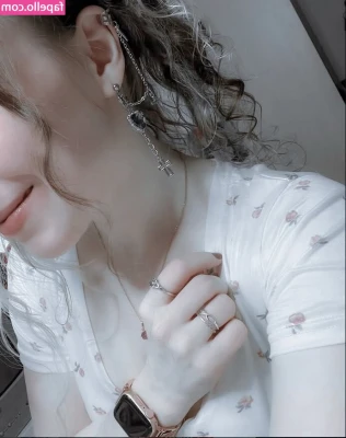 thecoffeeelf - We're trying new things with hair, I hope that's cool 🖤
