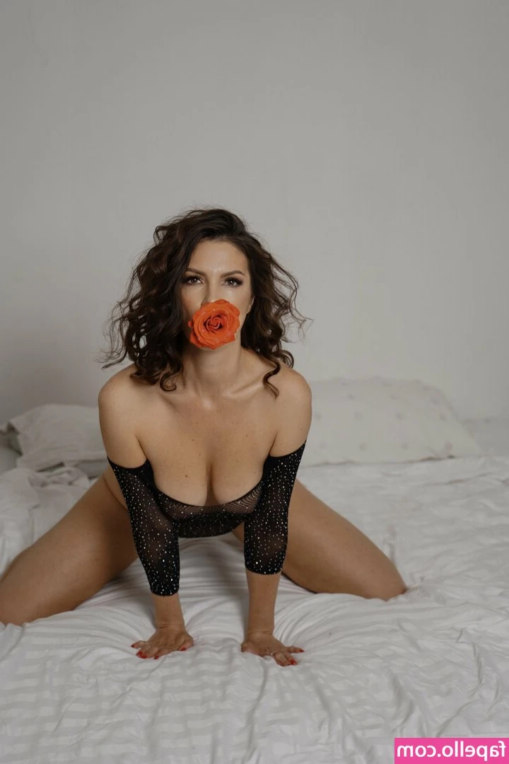 christina_hot [ christina-hot ] - Good morning 🫦 Going for some UV’s 🚩 🌞 just in order to