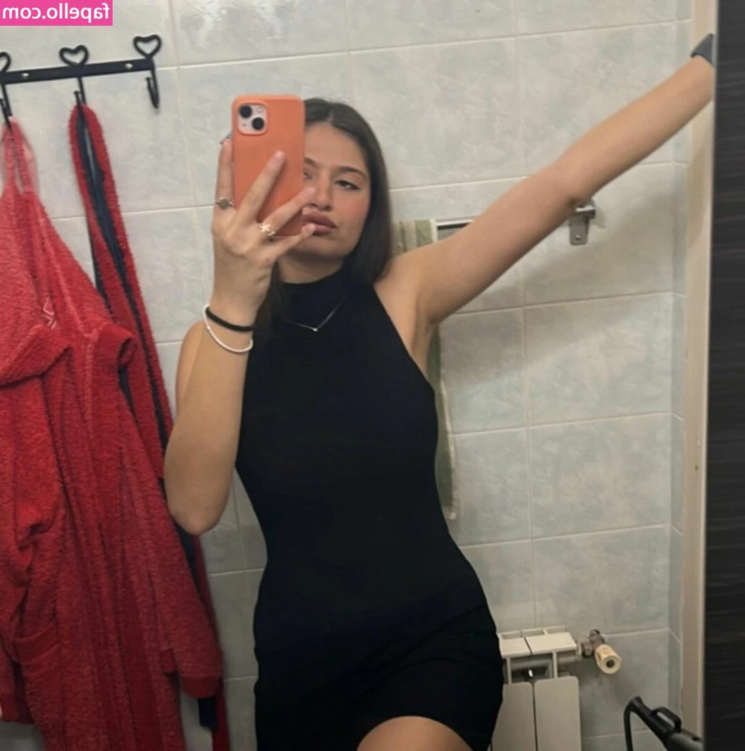Diletta Ruggieri [ diletta-ruggieri ] - Just ordered a sexy nurse outfit 😋 Who's into that??