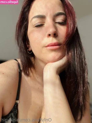 sweetiesuun - ¿Creen que ese color queda bien con mis pies? ❤️👣🥰