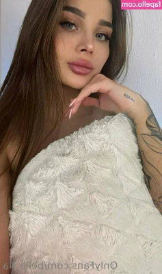 bella_lla [ bella-lla-1 ] - Some flip flops and soles teasing in loose blue jeans 😝 did you