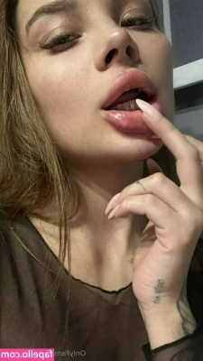 bella_lla [ bella-lla-1 ] - While I’m waiting for my delicious salad, I enjoy a glass of wine