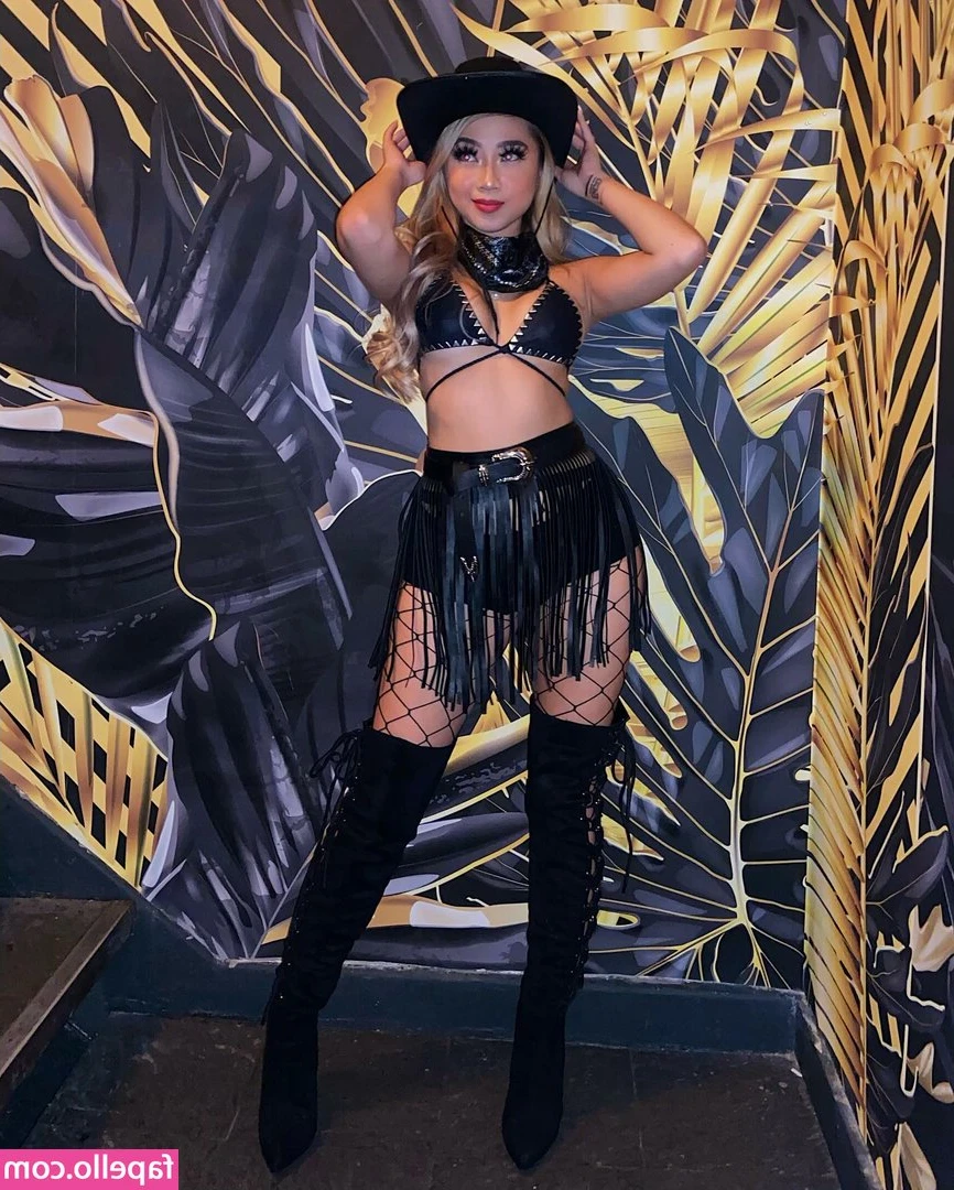 Lysa Joanna Chan [ lysa-joanna-chan ] - For my second premium content this month would you rather have a